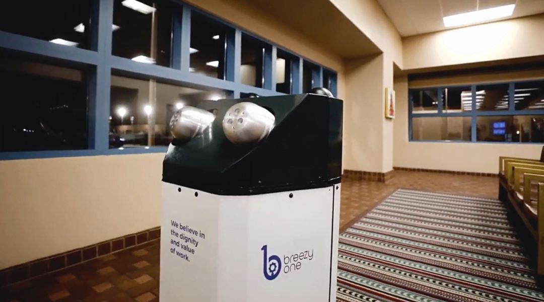 HOU, IAH Deploy Breezy One Disinfecting Robots
